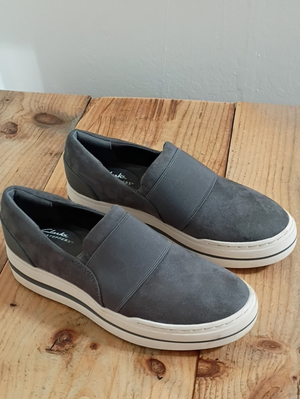 Clarks Cloud Steppers Gray Platform Slip On Sneakers Size 7.5